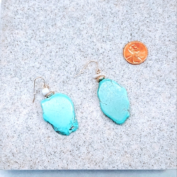 SLICED HOWLITE GOLD TONE STAINLESS STEEL HOOK EARRINGS - Picture 4 of 7